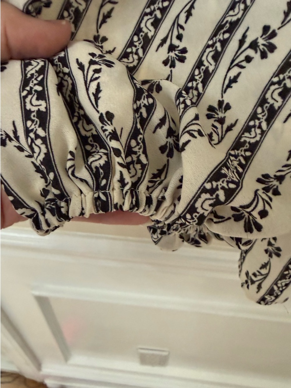 NWT Max Studio cream and black long sleeve v neck top blouse size small - Picture 4 of 9
